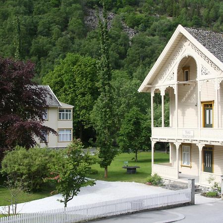 Lindstrom Hotel Lærdalsøyri Bagian luar foto