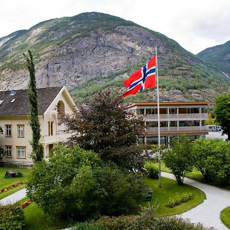 Lindstrom Hotel Lærdalsøyri Bagian luar foto