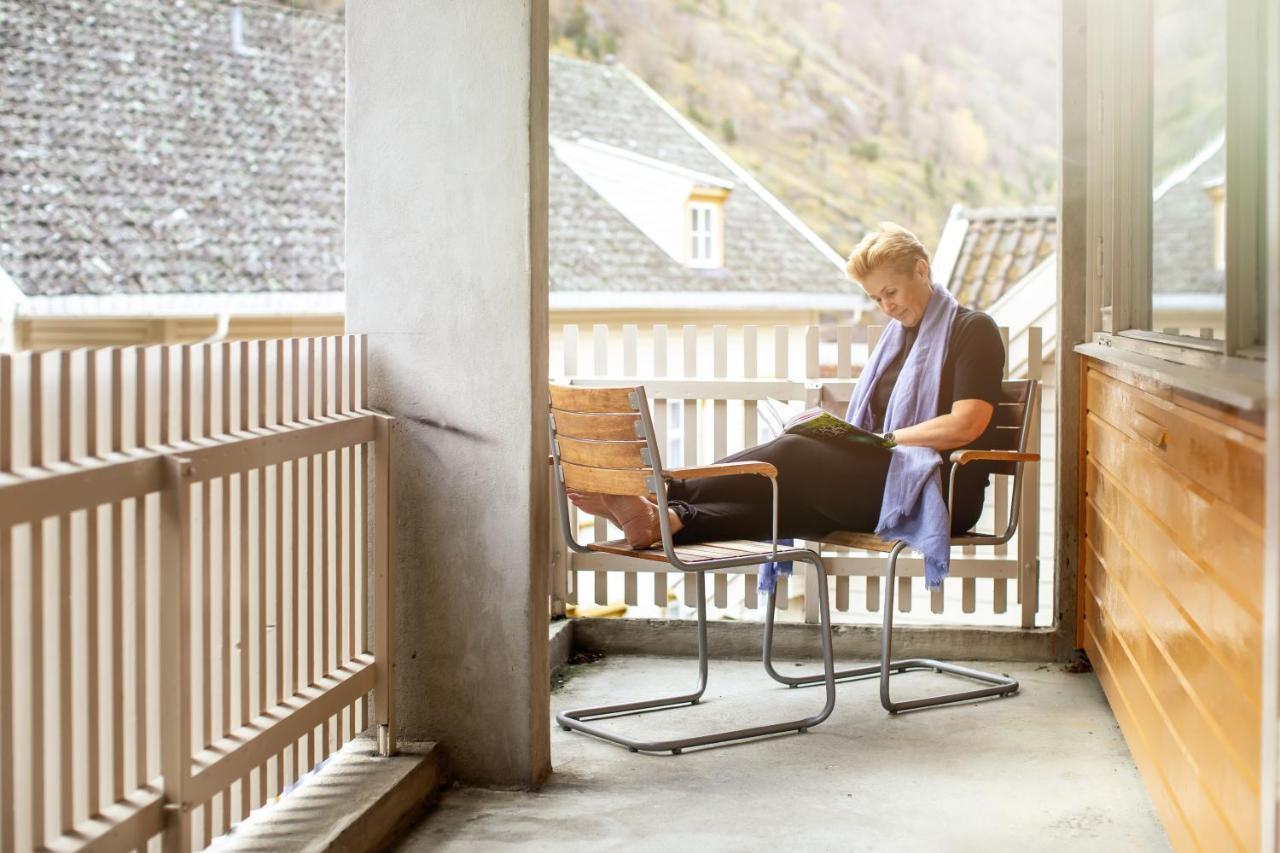 Lindstrom Hotel Lærdalsøyri Bagian luar foto