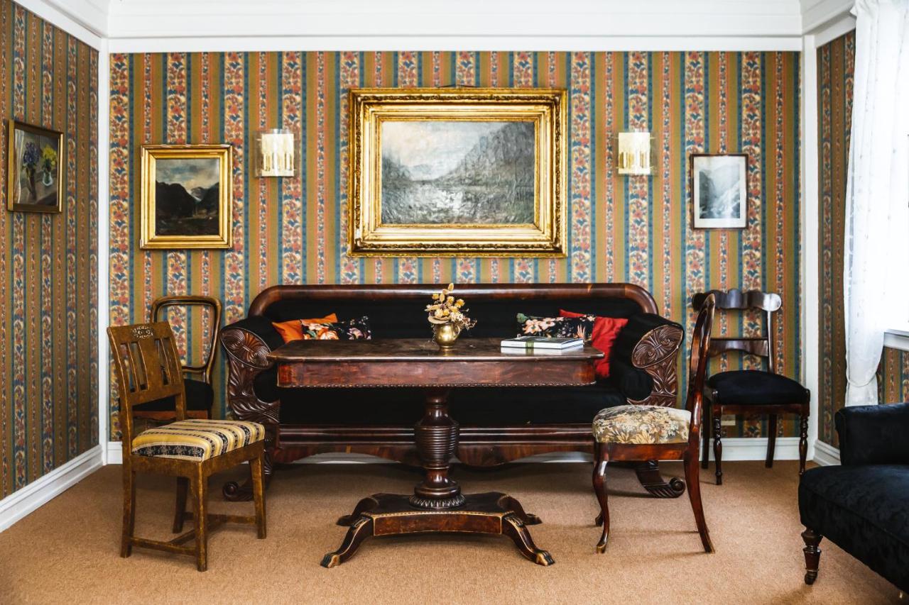Lindstrom Hotel Lærdalsøyri Bagian luar foto