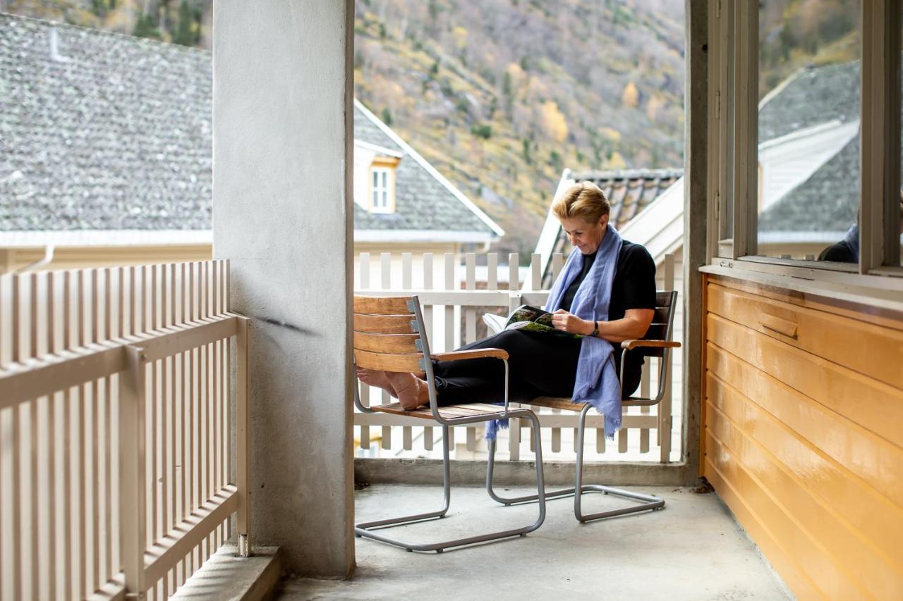 Lindstrom Hotel Lærdalsøyri Bagian luar foto