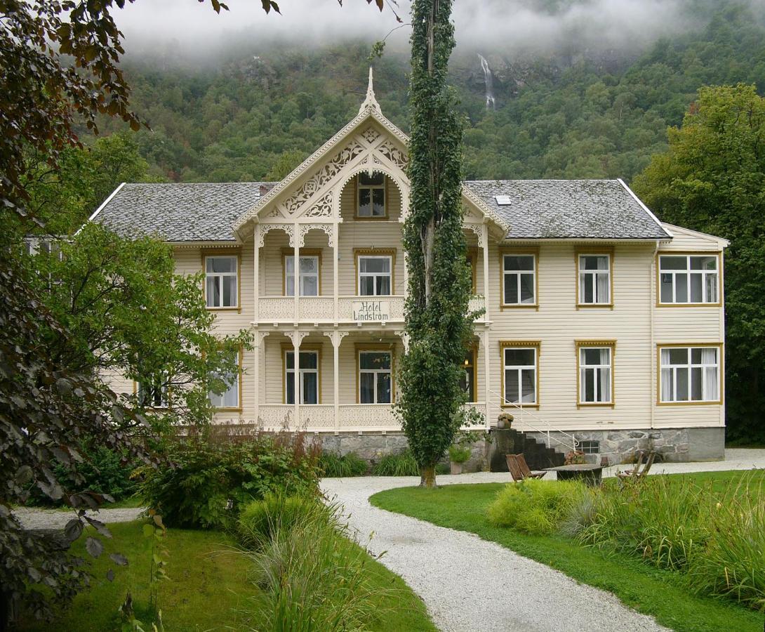 Lindstrom Hotel Lærdalsøyri Bagian luar foto