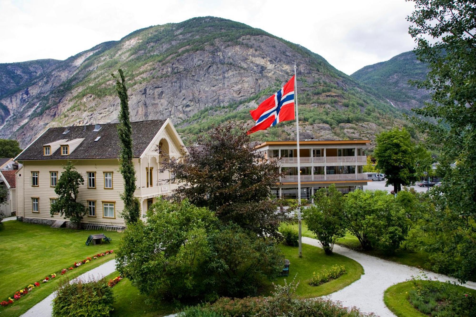 Lindstrom Hotel Lærdalsøyri Bagian luar foto