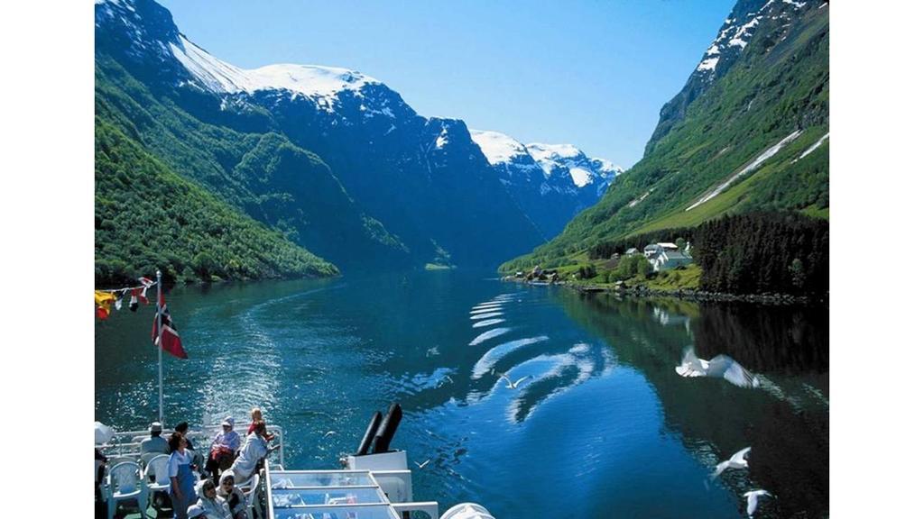Lindstrom Hotel Lærdalsøyri Bagian luar foto